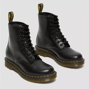 1460 WOMEN'S SMOOTH LEATHER LACE UP BOOTS DOC MARTEN